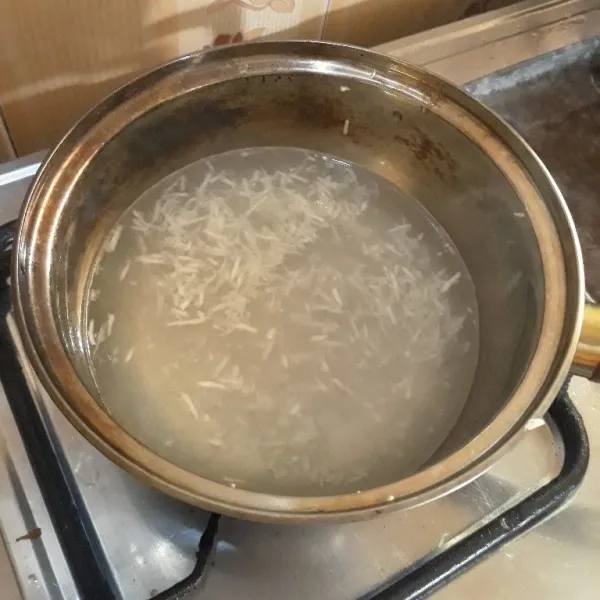 Rebus bawang putih dengan air hingga mendidih.