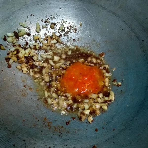 Masukkan sambal, beri garam dan penyedap rasa.