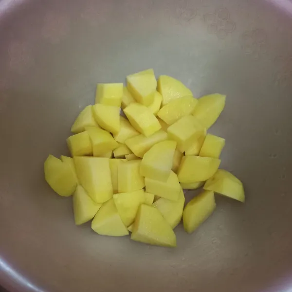 Potong-potong kentang supaya lebih cepat matang.
