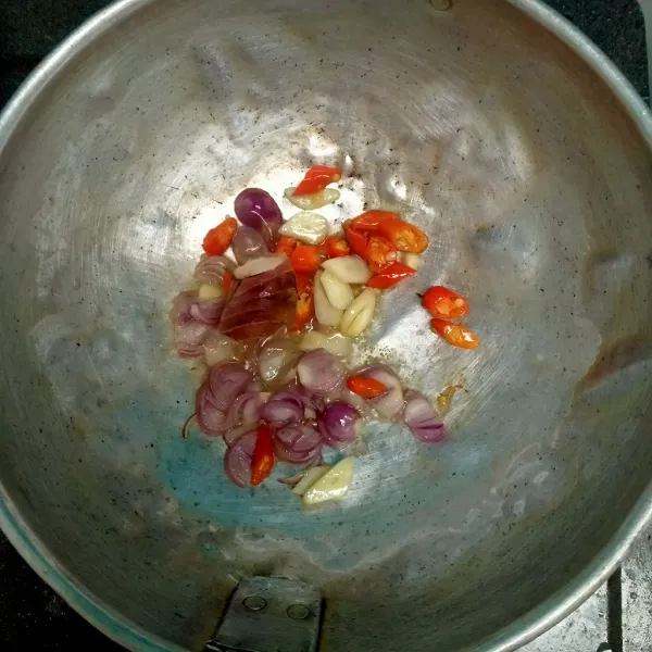 Panaskan minyak lalu tumis bawang merah, bawang putih, dan cabe rawit.