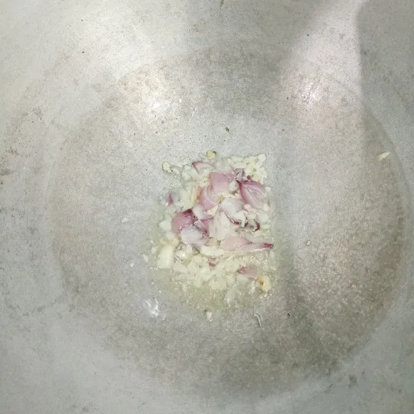 Tumis bawang merah dan bawang putih.