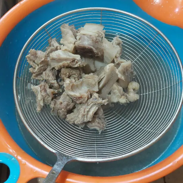 Potong dan cuci bersih daging, lalu rendam sebentar dengan air mendidih, lalu tiriskan.
