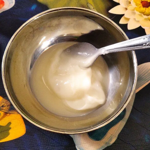 Campur mayonaise, yoghurt dan susu, aduk rata.