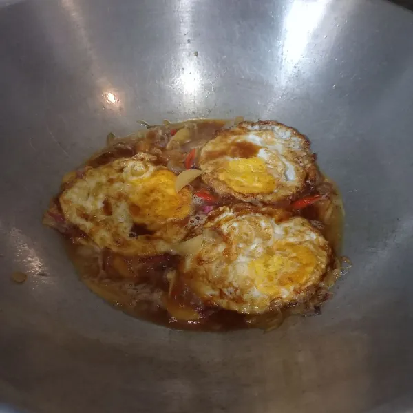 Masukkan telur ceplok, masak dengan api sedang. Masak sampai air menyusut dan bumbu meresap.