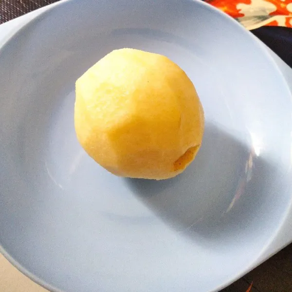 Kupas bersih kulit buah pear.