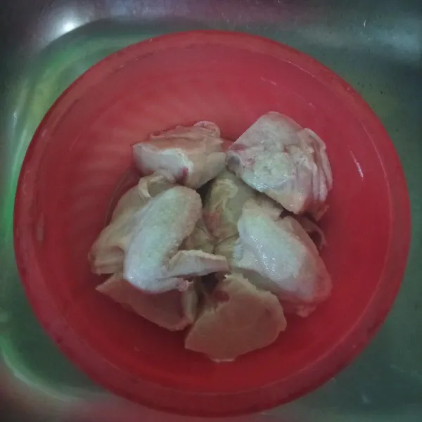 Potong-potong ayam, sayat atau tusuk-tusuk dalam daging ayam di bagian yang tebal, agar bumbu bisa meresap sampai kedalam.