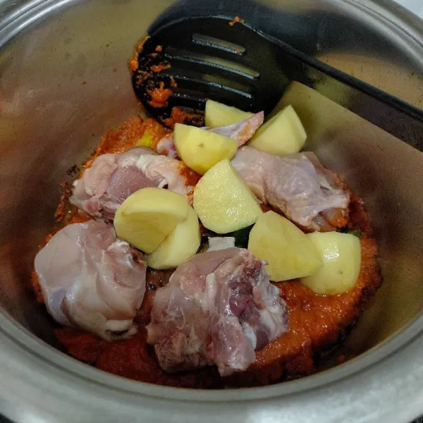 Tambahkan ayam dan kentang, aduk merata masak hingga ayam berubah warna.