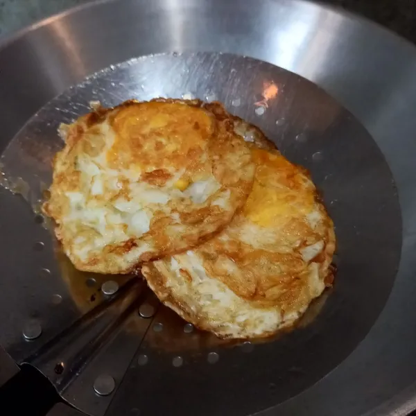Ceplok telur satu demi satu.