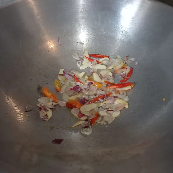 Kemudian tumis irisan cabai, bawang merah dan bawang putih sampai layu.