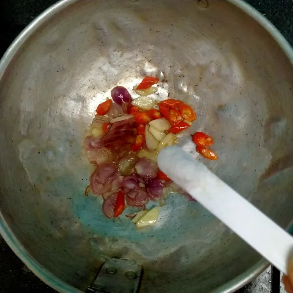 Beri garam, gula pasir, merica bubuk dan lengkuas. Tumis hingga harum.