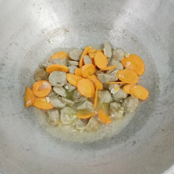 Masukkan bakso yang telah di rebus.