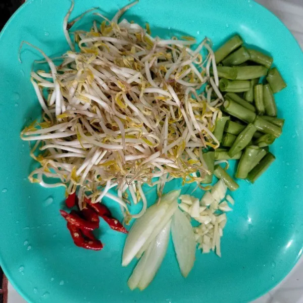 Siapkan bahan sayur.