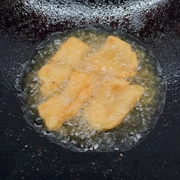 Panaskan minyak goreng secukupnya lalu goreng ikan sampai matang di kedua sisinya kemudian angkat dan tiriskan.