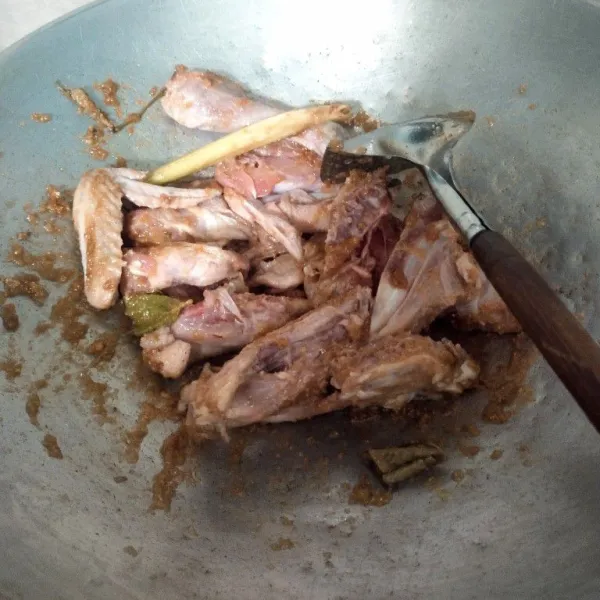 Masukkan ayam, aduk rata hingga ayam tercampur bumbu.