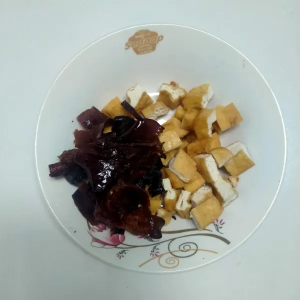 Iris juga tahu dan jamur kuping.