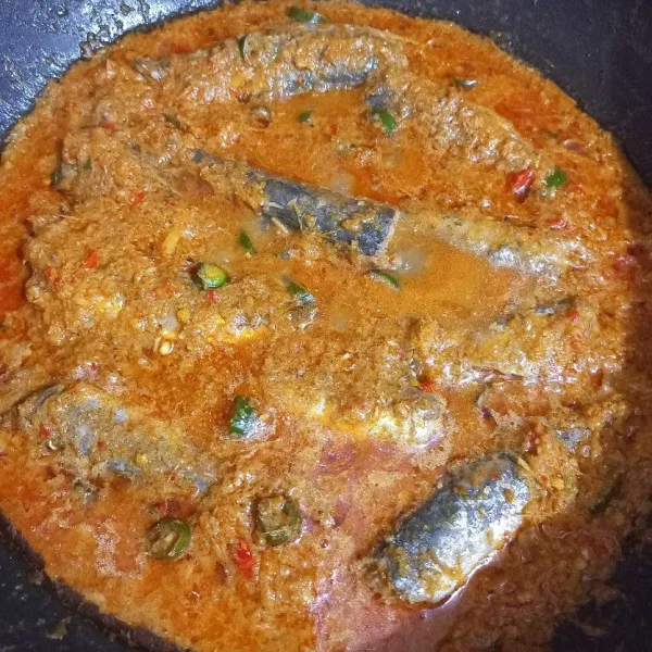 Masak hingga matang dan bumbu meresap, cicipi rasanya.