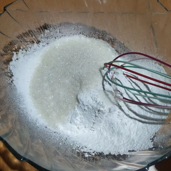 Campur rata tepung beras, tepung tapioka, garam, dan gula