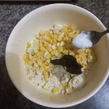 Beri garam, bumbu rendang, merica bubuk dan kaldu jamur, aduk rata.