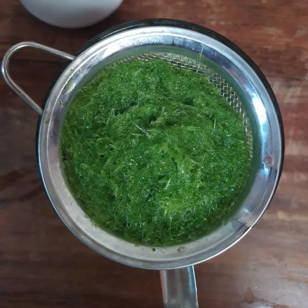 Saring (total air sari daun pandan 330 ml).
