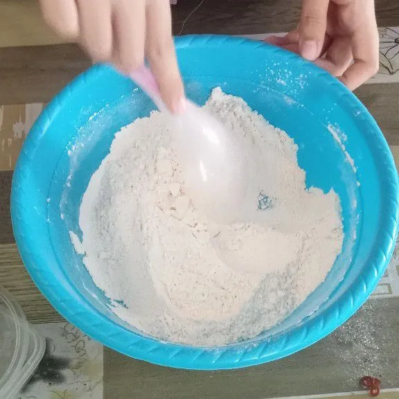 Siapkan wadah, campurkan bahan tepung dan baking pawder, garam aduk.