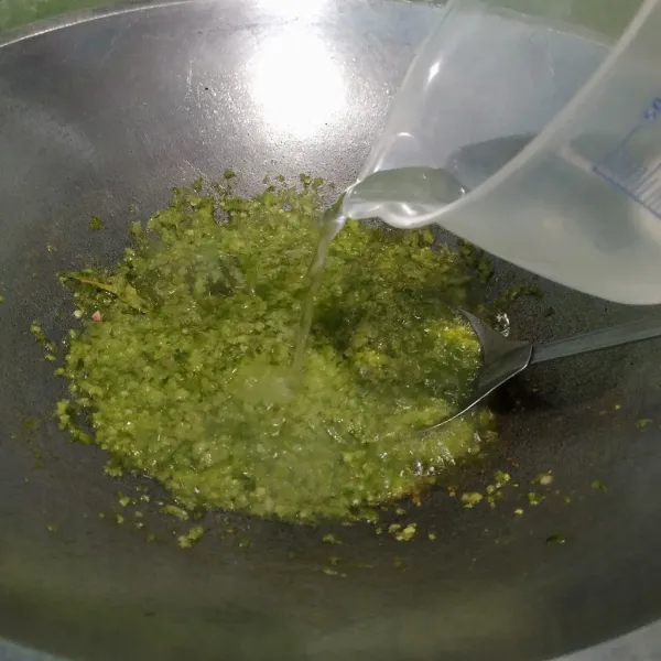 Tambahkan air, masak hingga air menyusut.