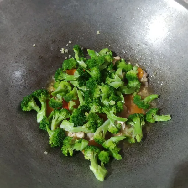 Masukkan brokoli, aduk rata dan koreksi rasanya.