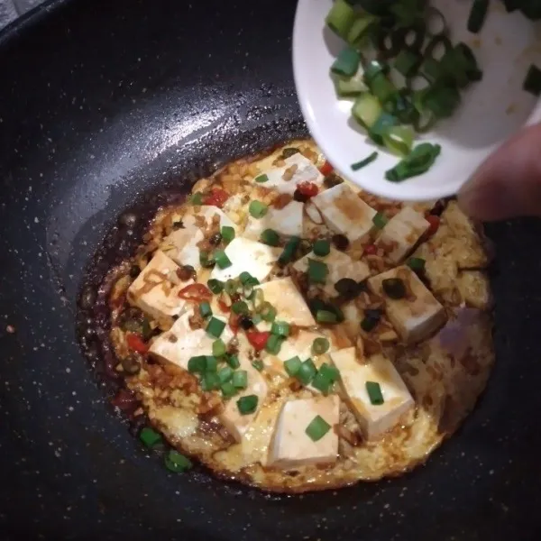 Masukkan irisan daun bawang di atas telur tahu, masak hingga kuah menyusut lalu angkat dan sajikan.