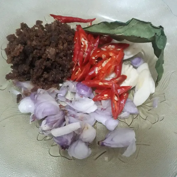 Siapkan bumbu. Kupas dan iris bawang merah dan bawang putih. Cuci dan iris serong cabai. Cuci daun salam dan ebi.