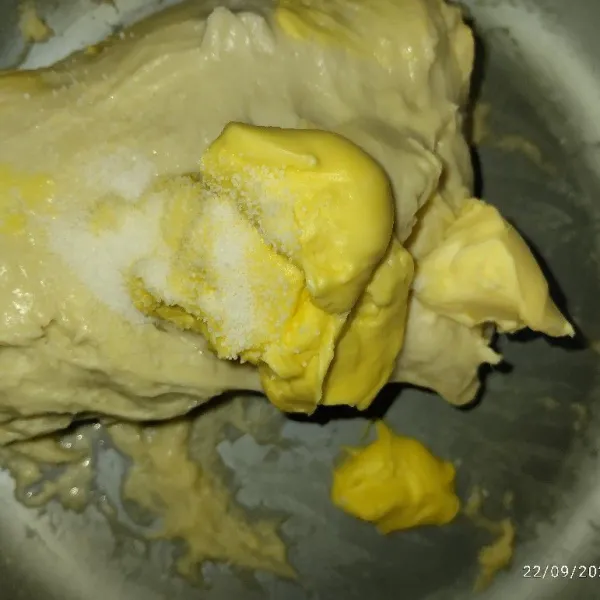 Jika sudah tercampur tambahkan mentega/margarin. Mixer lagi hingga kalis elastis.