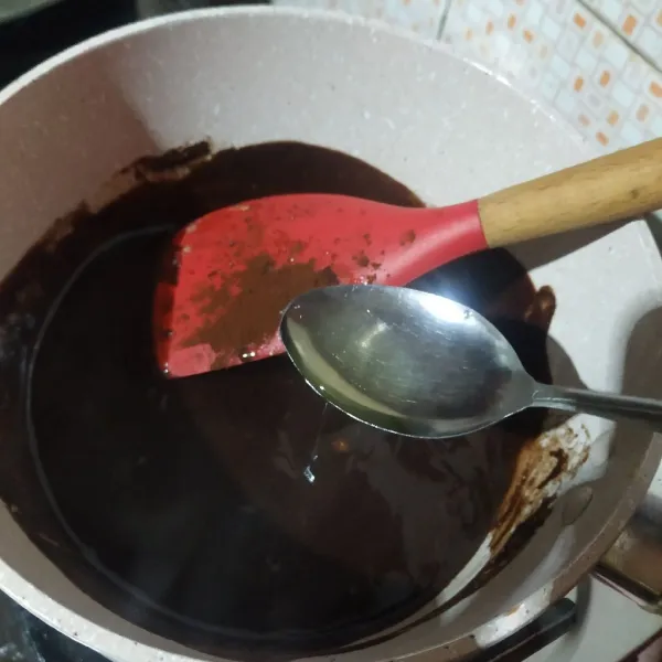 Tambahkan juga minyak, aduk rata.