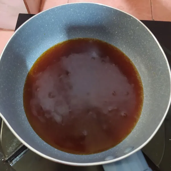 Rebus air dan gula merah sampai gula larut dan mendidih. Saring.
Sajikan bubur sum-sum pandan dengan saus gula merah.