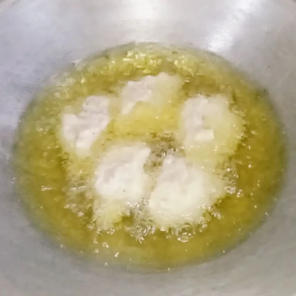 Goreng dengan api cenderung sedang.