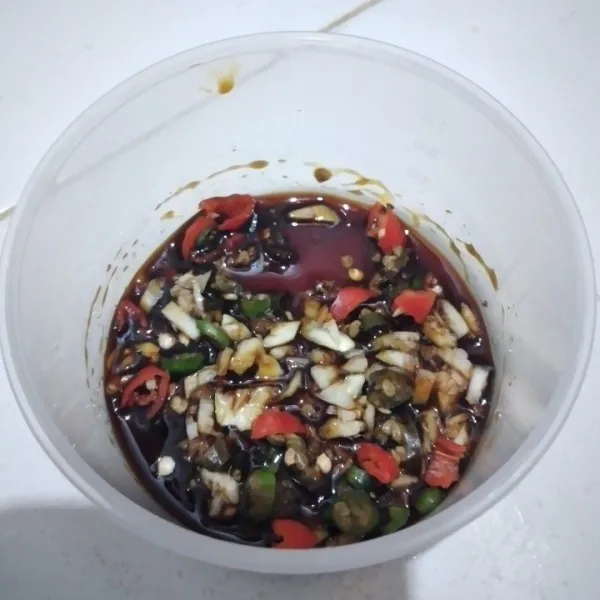 Campur semua bahan saus, aduk hingga rata.