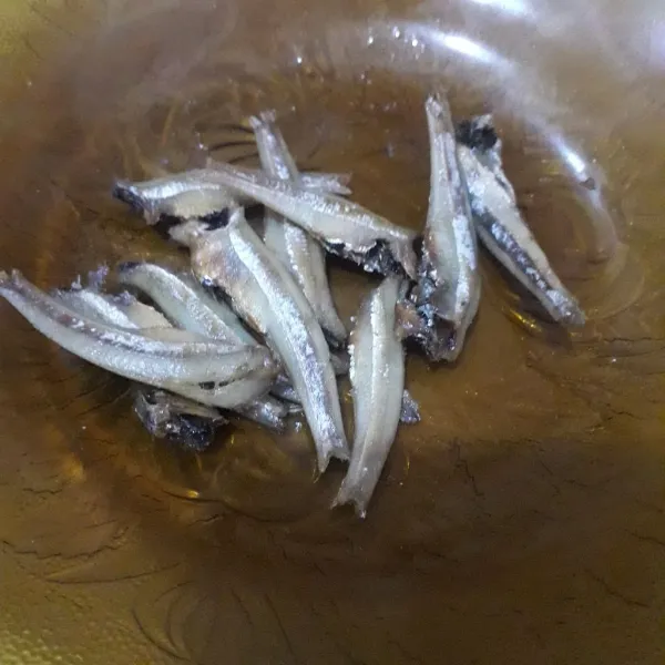 Cuci bersih ikan teri, kemudian goreng sampai kering.