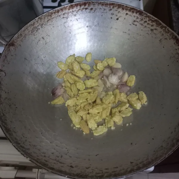 Masukkan irisan baby corn, aduk rata.