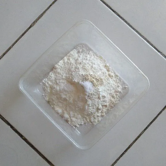 Campur tepung terigu, tepung beras, garam, penyedap, merica bubuk di wadah.