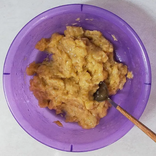 Siapkan pisang, kemudian hancurkan dengan garpu atau sendok.
