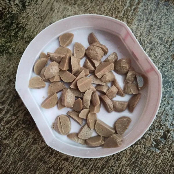 Bagi bakso menjadi 4 bagian.