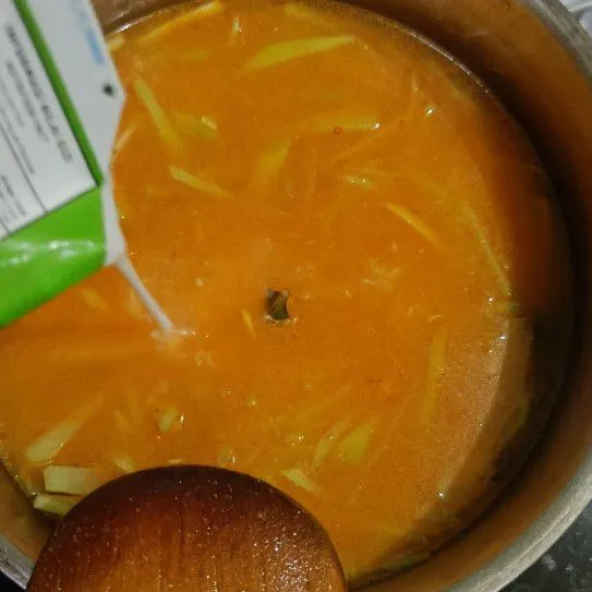 Setelah itu masukkan santan instan, kecilkan api , aduk rata dan biarkan semua matang dan sayur empuk.