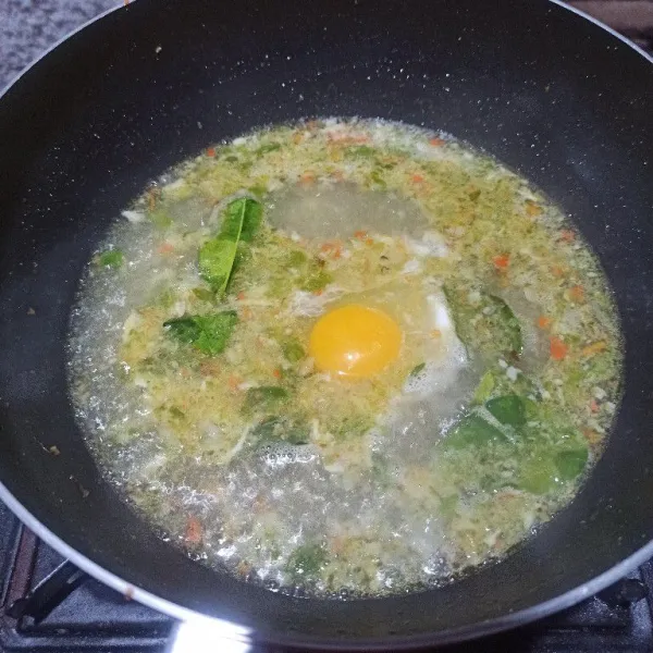 Masukkan air dan telur, aduk rata, masukkan garam dan kaldu jamur lalu masak hingga mendidih.