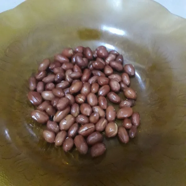 Goreng kacang tanah sampai berwarna coklat keemasan.