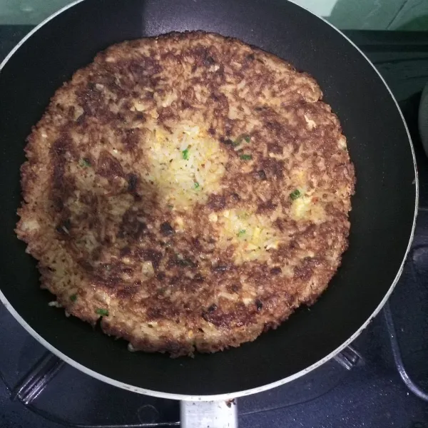 Jika sudah kecokelatan atau sedikit gosong, jangan lupa balik omlet dan goreng hingga matang, lalu tiriskan.