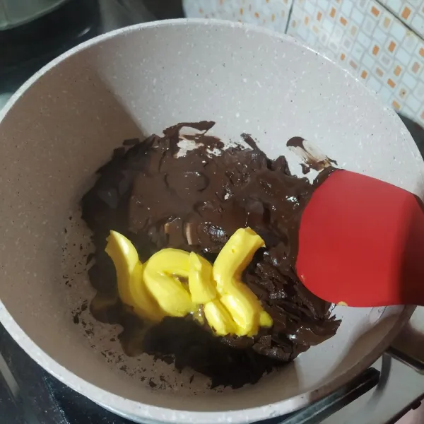 Tambahkan margarin, lelehkan dengan teknik double boiler.