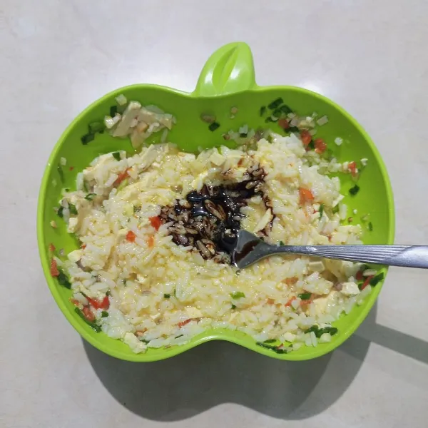 Masukkan nasi dan kecap seafood, lalu aduk kembali hingga tercampur merata seperti ini.