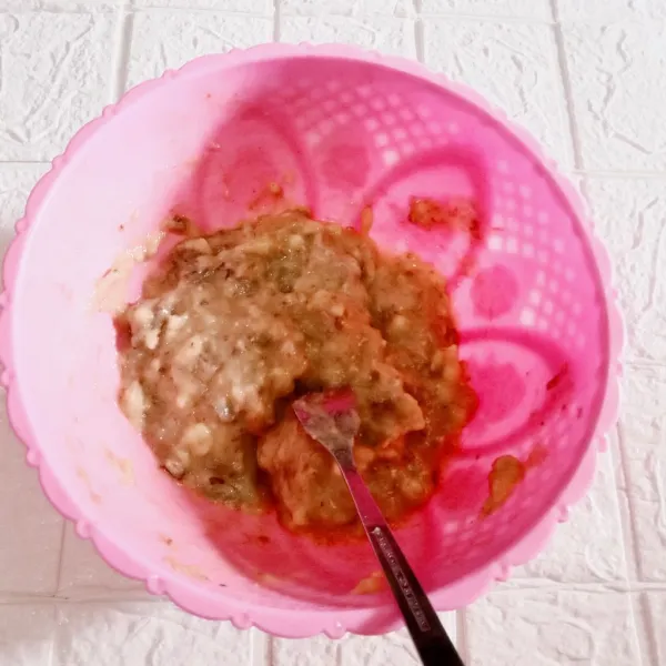 Lumatkan pisang terlebih dahulu.