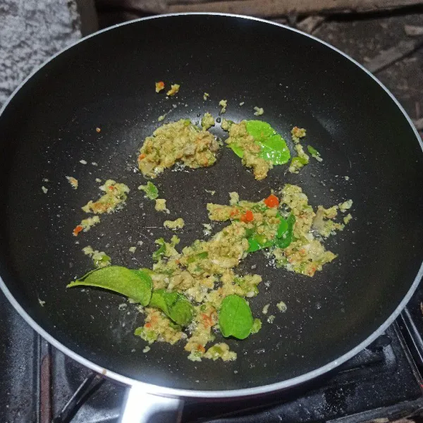 Tumis bumbu halus dan daun jeruk sampai harum.
