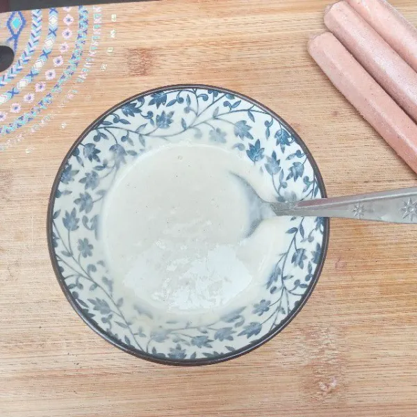 Masukkan tepung, garam, gula pasir, lada bubuk ke dalam mangkuk, lalu tuang air sedikit demi sedikit hingga adonan menjadi sangat kental, sisihkan.