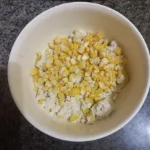 Tambahkan pipilan jagung manis.