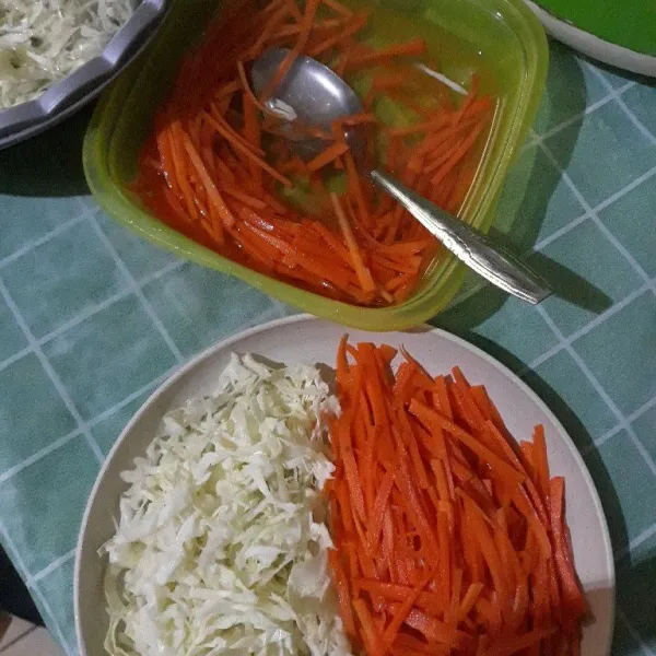 Tata kol dan wortel di atas piring saji lalu tuangkan saus yang telah dibuat. Salad ala Hokben siap disajikan.