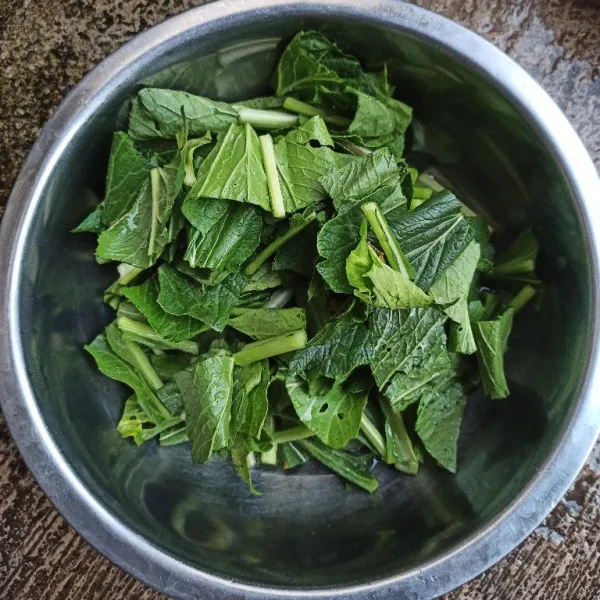 Potong sawi hijau dan cuci bersih.